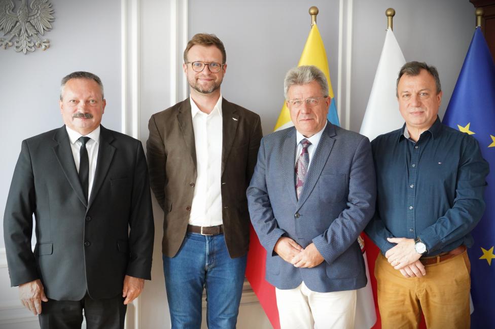 Wojewoda Świętokrzyski Józef Bryk podpisał porozumienie z Aeroklubem Kieleckim (fot. Świętokrzyski Urząd Wojewódzki w Kielcach)2