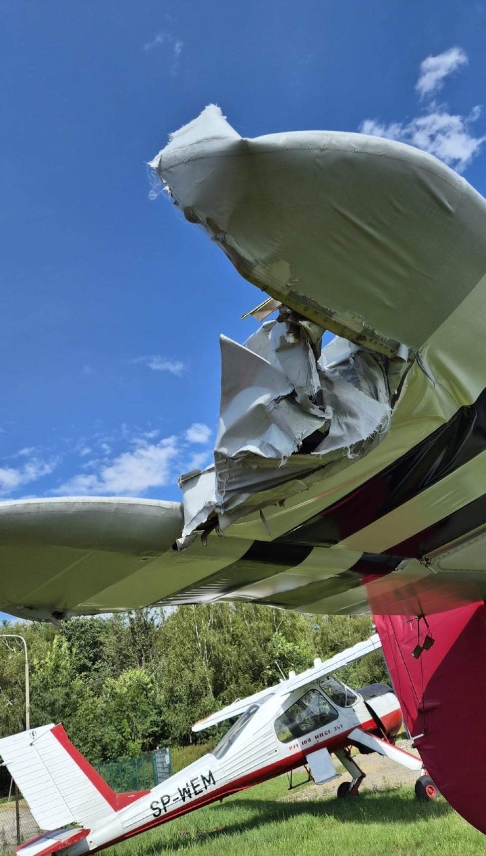 An-2 (SP-EGB) - zniszczony statecznik oraz Wilga (SP-WEM) (fot. Fundacja Nasze Skrzydła)
