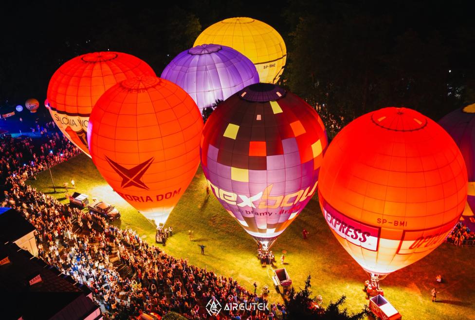 Nocne pokazy balonów w Parku Zdrojowym w Nałęczowie (fot. airgutek, Facebook)