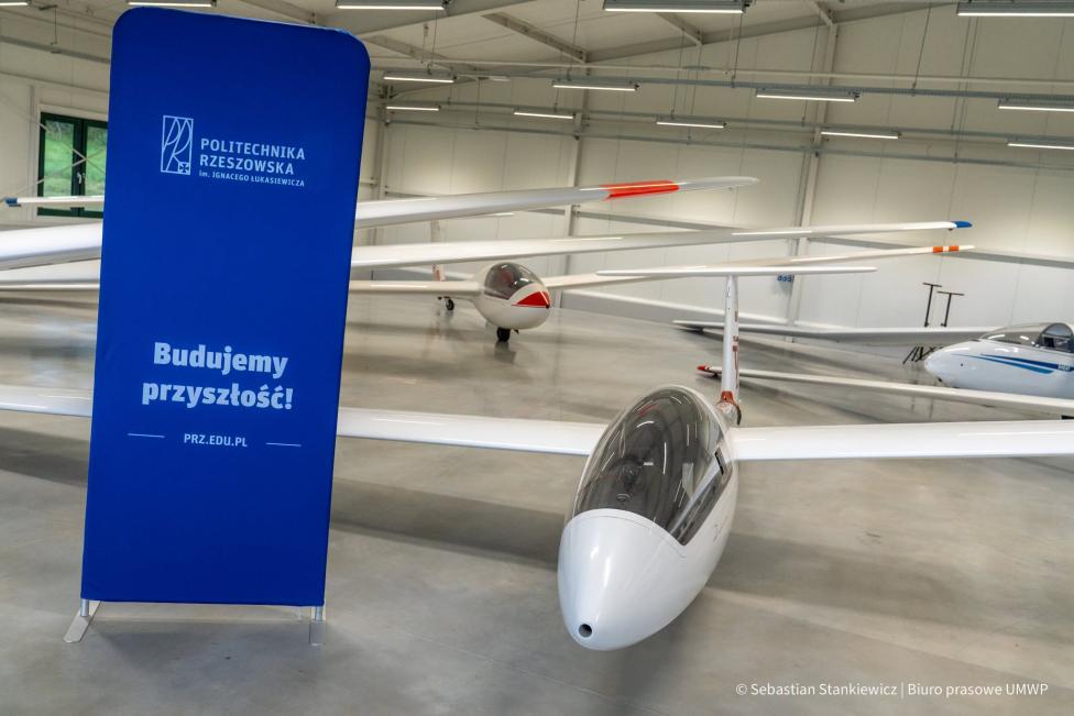 Nowy hangar dla szybowców w Bezmiechowej Górnej (fot. Sebastian Stankiewicz, Biuro prasowe UMWP)3