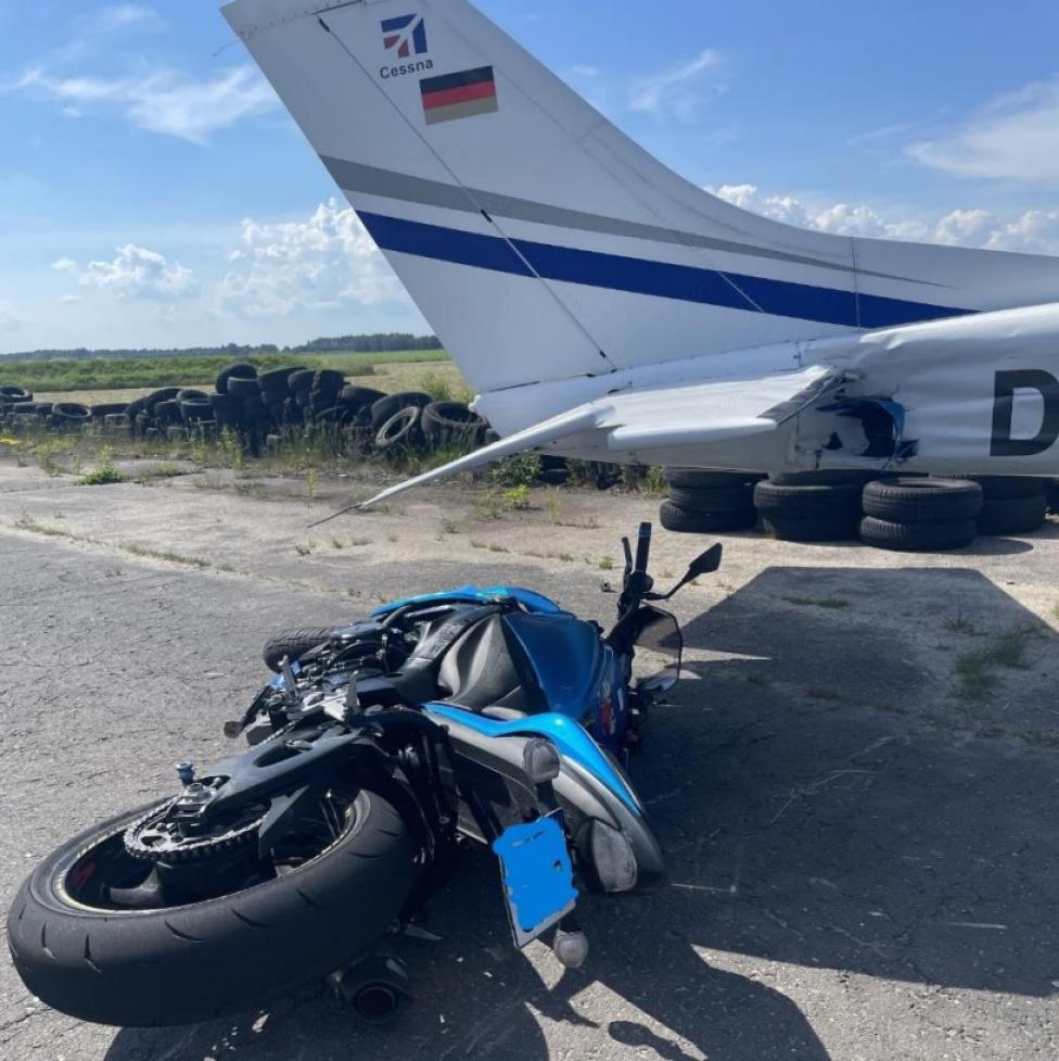 Miejsce zderzenia i uszkodzenia samolotu Cessna 182-J i motocykla (fot. Policja)