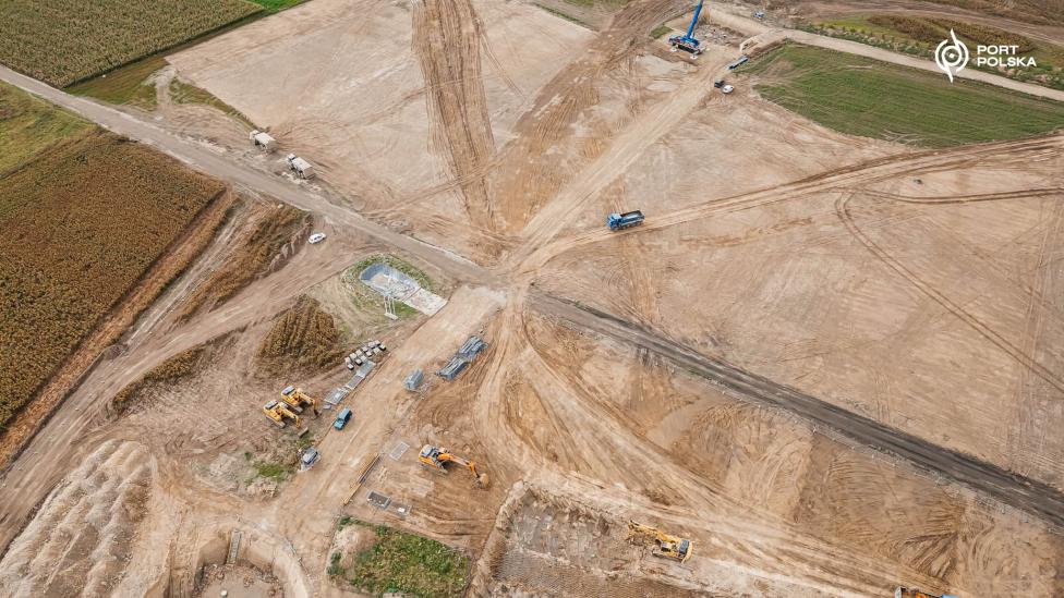 Próbne palowanie pod przyszły terminal pasażerski Portu Polska (fot. portpolska.pl)