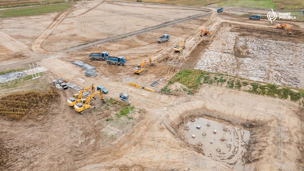 Próbne palowanie pod przyszły terminal pasażerski Portu Polska (fot. portpolska.pl)2