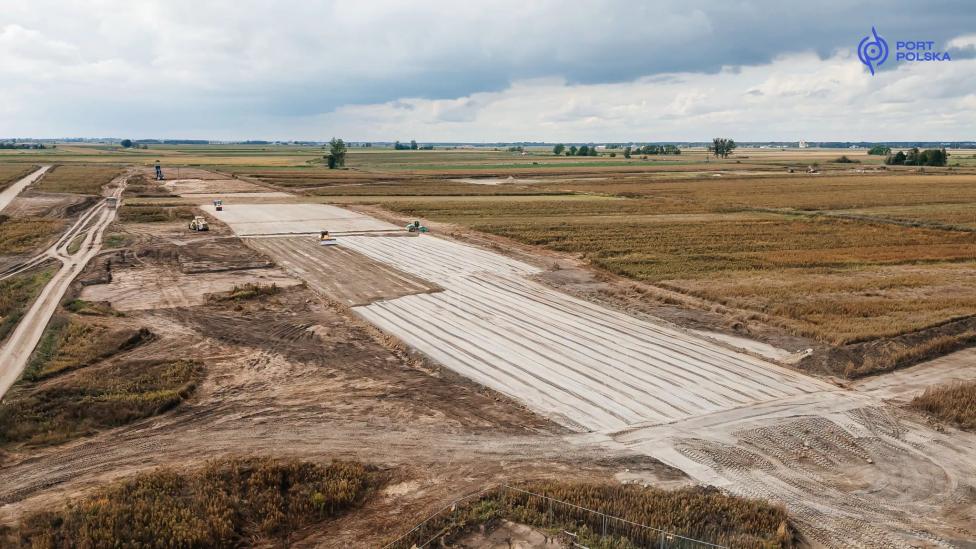 Próbne palowanie pod przyszły terminal pasażerski Portu Polska (fot. portpolska.pl)3