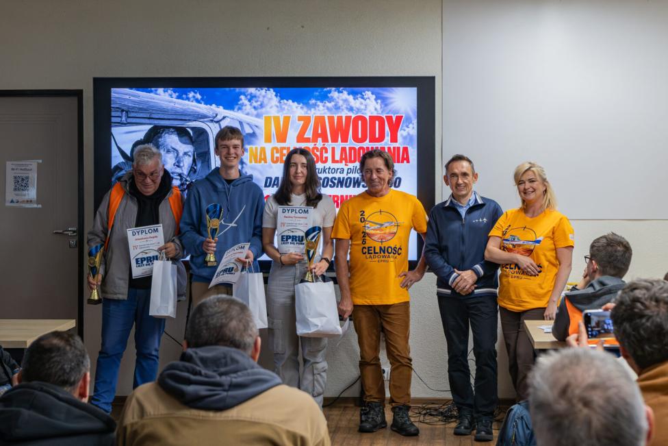 IV Zawody na Celność Lądowania - zwycięzcy konkurencji szybowcowej (fot. Marek Iwiński)