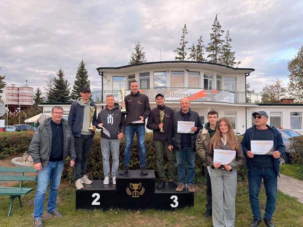 Jesienne Zawody Aeroklubu Radomskiego - podium samolotowych zawodów nawigacyjnych ANR (fot. Aeroklub Radomski)