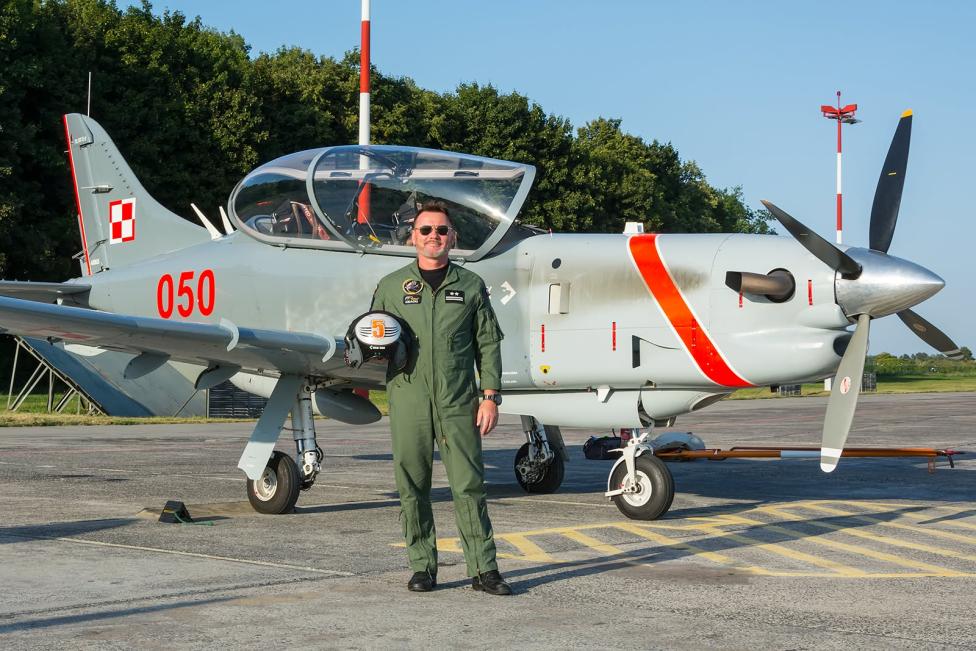 Ppłk pil. Krzysztof Kidacki przed samolotem PZL-130 Orlik (fot. Mateusz Chodelski)