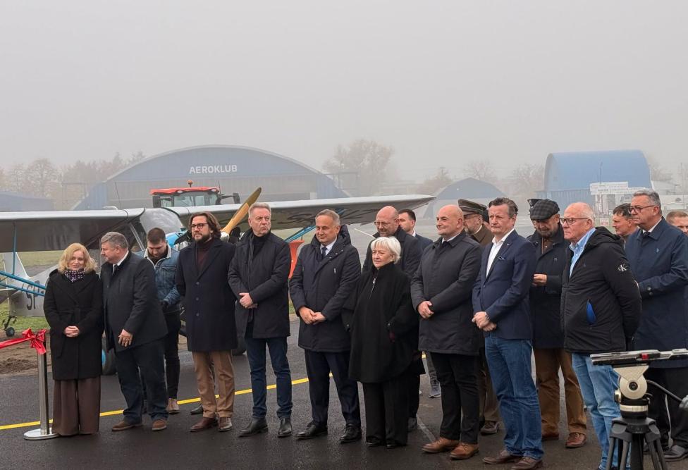 Uroczyste otwarcie drogi kołowania Charlie na lotnisku w Piotrkowie Trybunalskim (fot. Aeroklub Ziemi Piotrkowskiej)3