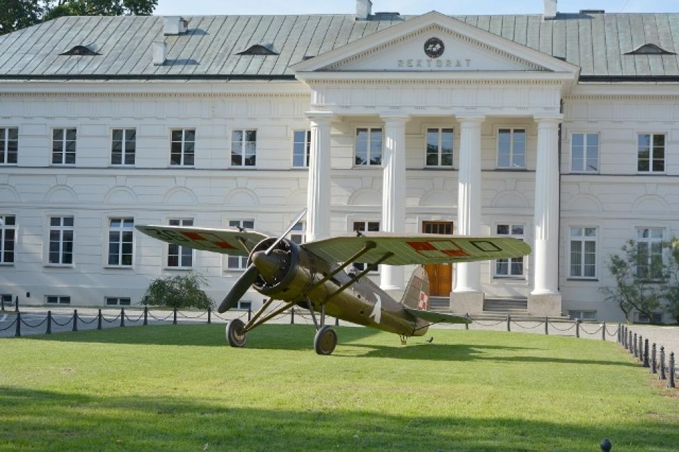 Historyczny samolot w Szkole Orląt (fot. WSOSP)