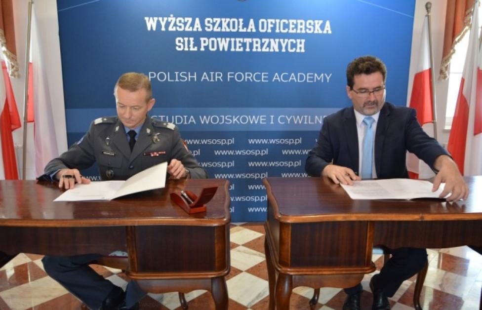 Podpisanie porozumienia pomiedzy WSOSP a PAŻP (fot. WSOSP)
