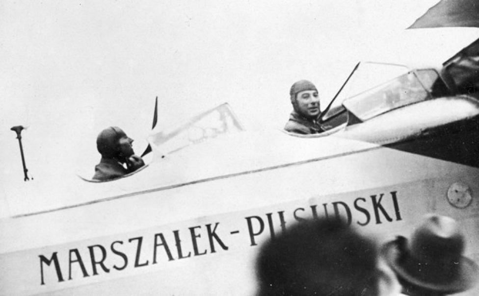 Mjr pil. Ludwik Idzikowski i mjr obs. Kazimierz Kubala na pokładzie samolotu Amiot 123 „Marszałek Piłsudski” (fot. NAC)