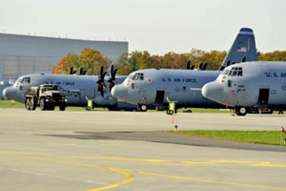 Trzy Herculesy C-130J z 37. eskadry lotnictwa transportowego z Ramstein