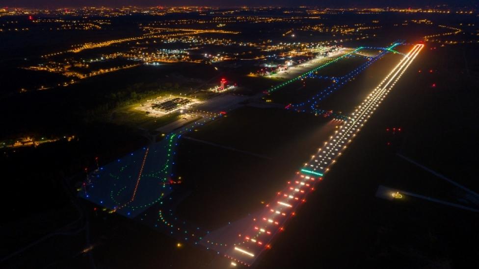 Port Lotniczy Katowice – widok z góry w nocy (fot. Robert Neumann)