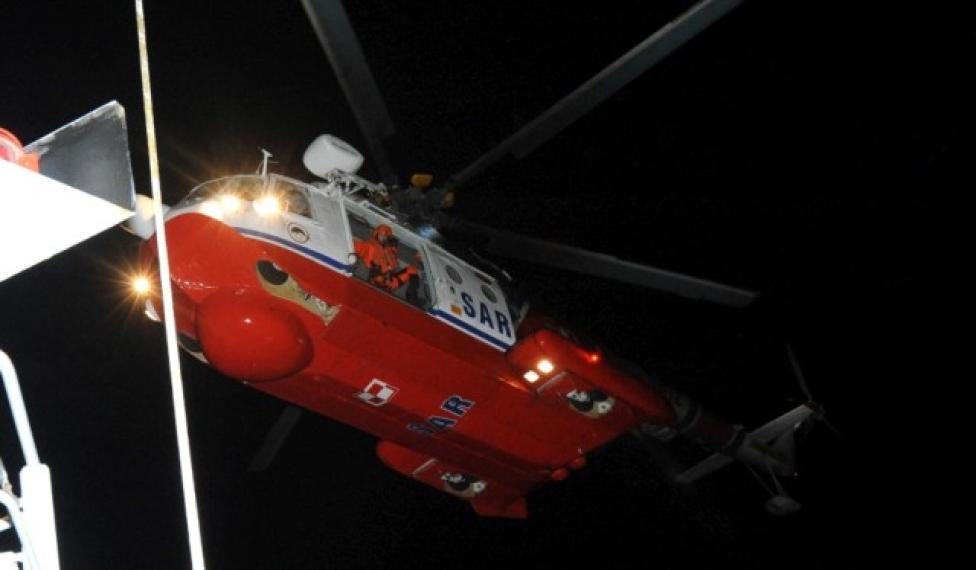Śmigłowiec Mi-14PŁ/R podczas nocnej akcji ratowniczej na Bałtyku (fot. Marian Kluczyński)