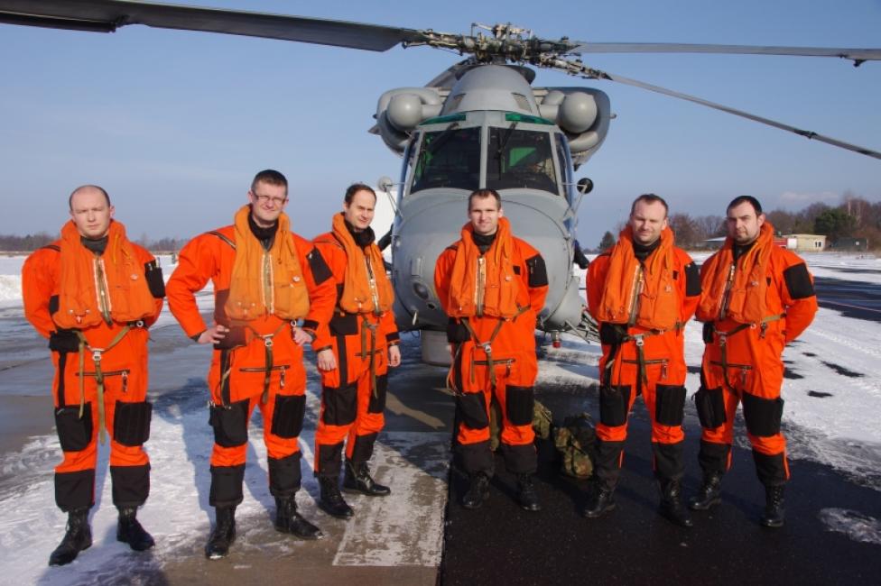 Personel klucza śmigłowców pokładowych SH-2G po powrocie z fregaty/ fot. kmdr ppor. Czesław Cichy