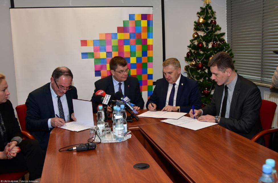 Podpisanie listu intencyjnego w sprawie lotnisk (fot. UM Białystok/Marcin Jakowiak)