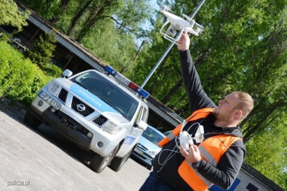 Stołeczni policjanci uczestniczyli w szkoleniu na temat "dronów" (fot. policja.pl)
