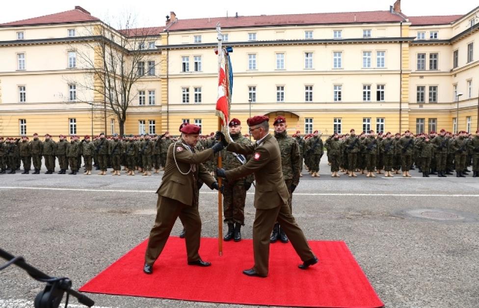 Ceremonia przekazania obowiązków Dowódcy 16 batalionu powietrznodesantowego (fot. Mariusz Bieniek)