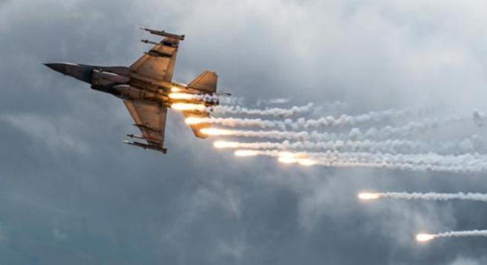 F-16 podczas pokazu lotniczego (fot. Piotr Wróblewski)