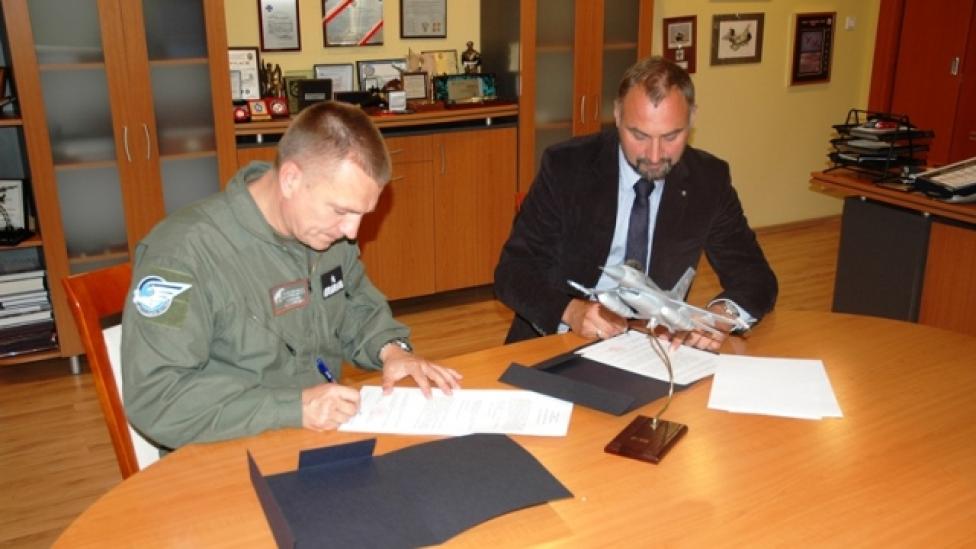 Podpisanie porozumienia o współpracy 2. SLT i Fundacji Zachować Skrzydła (fot. 2slt.wp.mil.pl)
