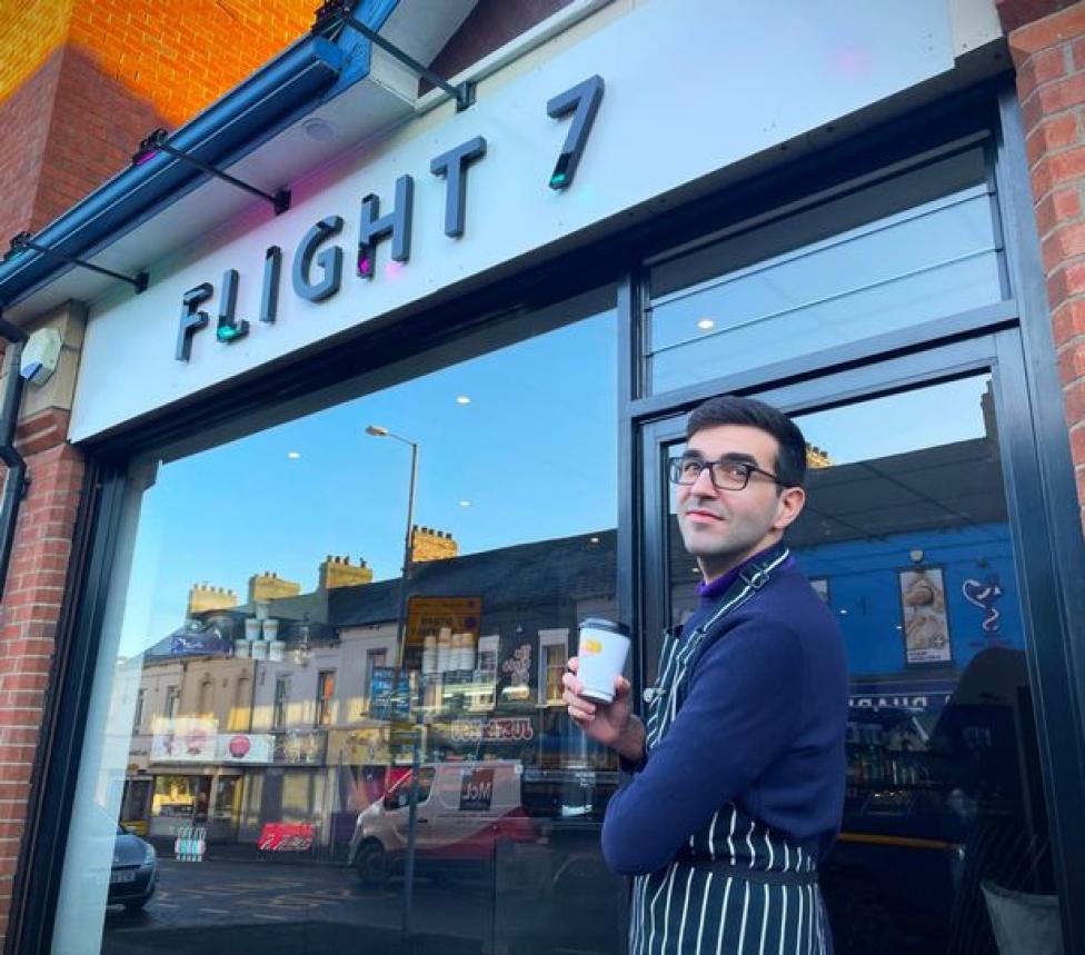 Alexander Torres przy kawiarni Flight7, fot. Belfastlive