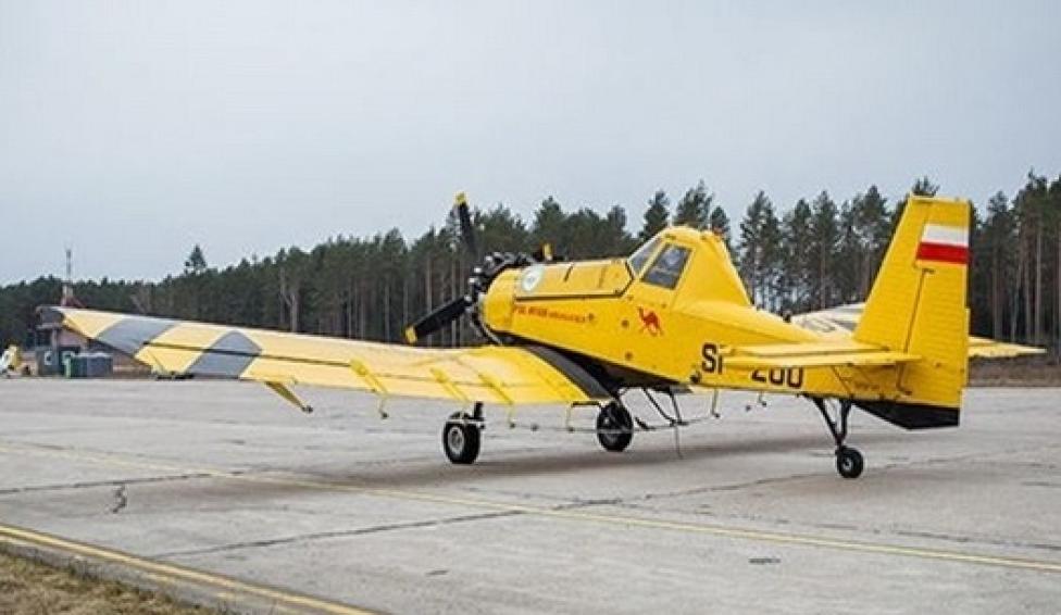 Samolot Dromader M18B na lotnisku w Szymanach (fot. Port Lotniczy Olsztyn-Mazury) 