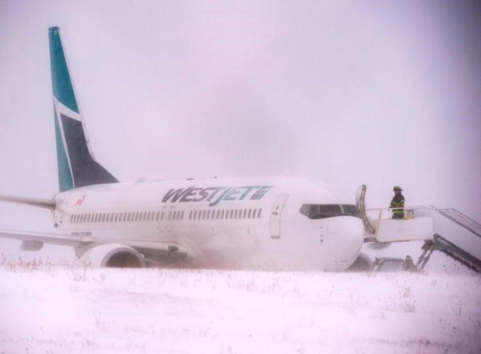 B738 Westjet po wypadnięciu z pasa w Halifax, fot. Halifaxtoday