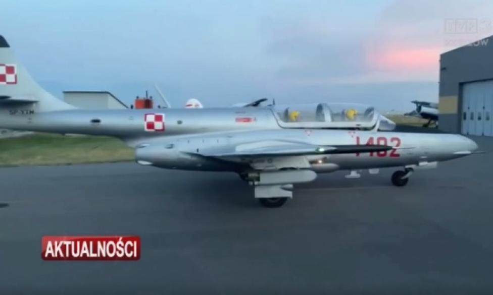TS-11 Iskra na lotnisku w Mielcu, fot. kadr TVP