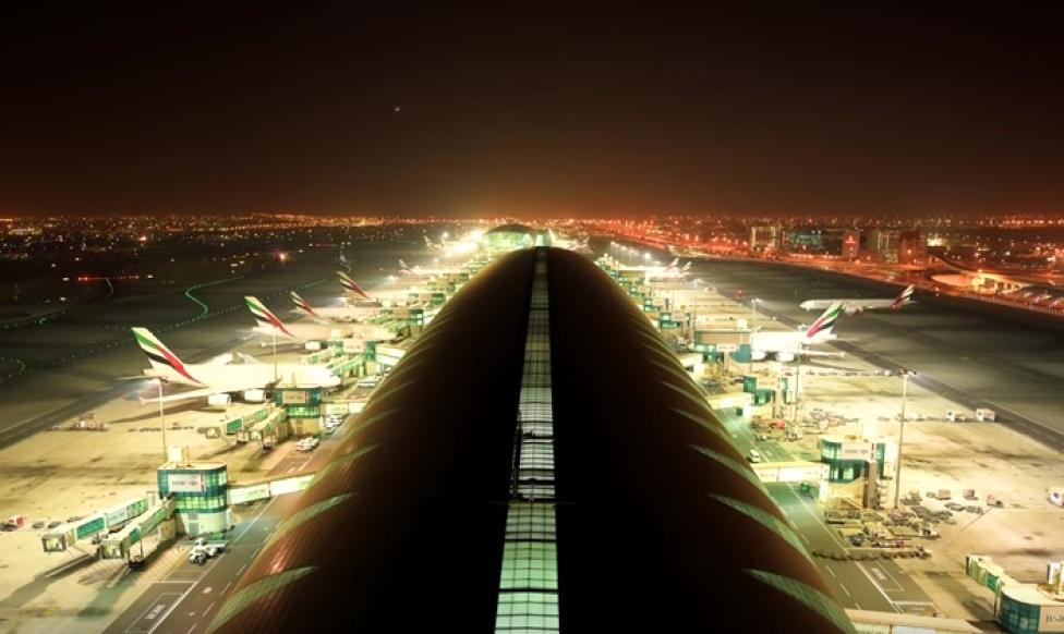 Starty i lądowania samolotów na lotnisku w Dubaju zostały uwiecznione techniką timelapse