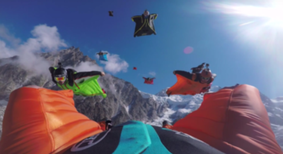 Wingsuit: Pierwszy skok 12 osób z Aiguille du Midi (fot. redbull.com)
