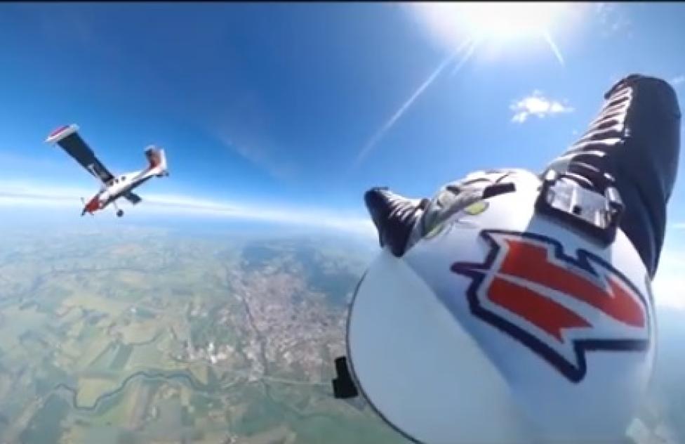 Skoczek Wingsuit we wspólnym locie z samolotem, fot. youtube