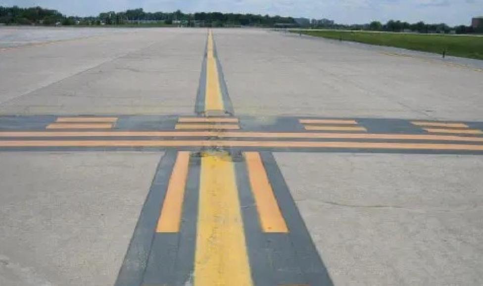Oznaczenia poziome dróg kołowania, fot. Flight Literacy