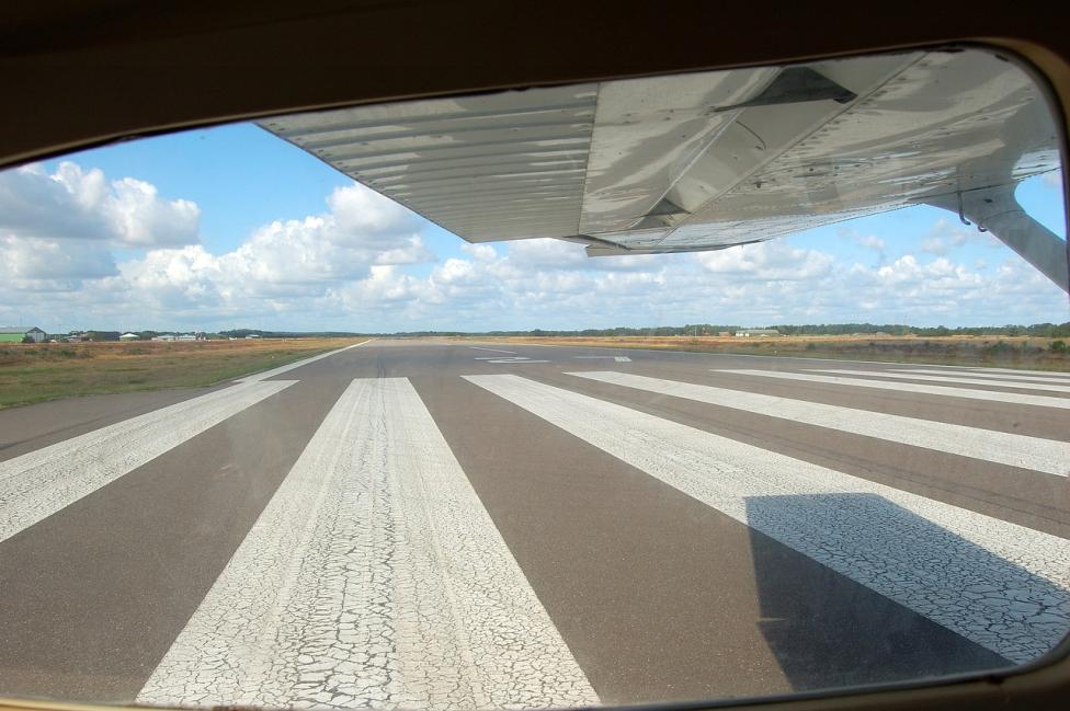 Samolot szkoleniowy na pasie startowym, fot. avweb