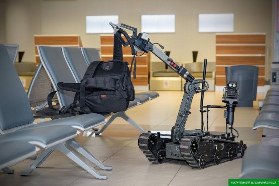 Bagaż pozostawiony na lotnisku - akcja przy użyciu robota pirotechnicznego (fot. archiwum NwOSG)