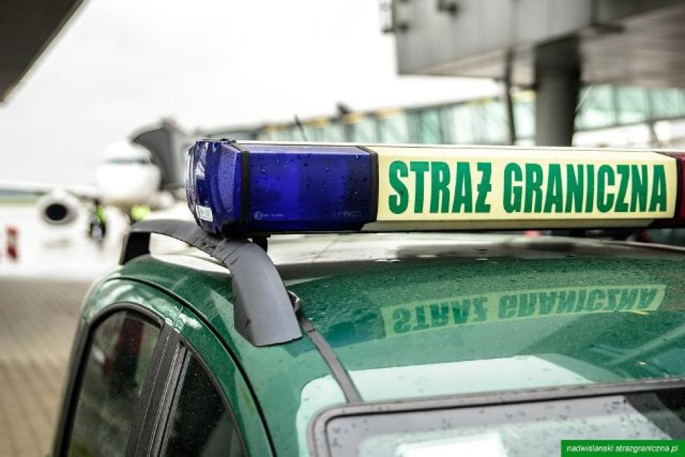 Straż Graniczna - samochód na lotnisku (fot. nadwislanski.strazgraniczna.pl)