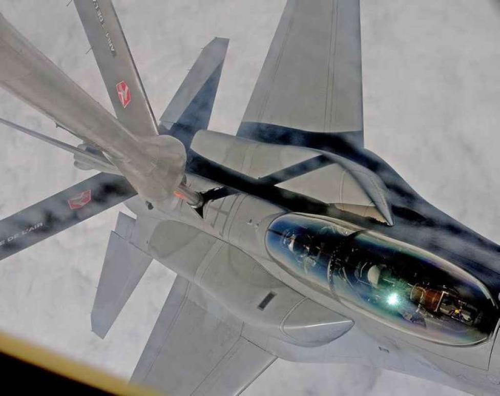 Tankowanie F-16 w powietrzu/ fot. kpt. Marlena Bielewicz
