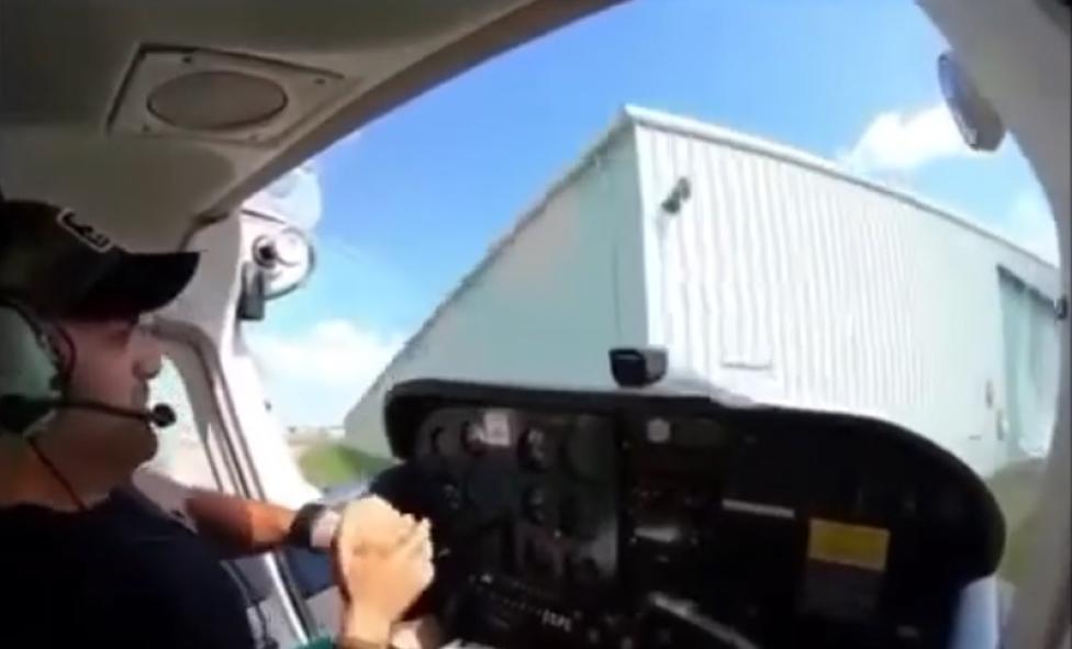 Kolizja Cessny 172 z hangarem, fot. youtube