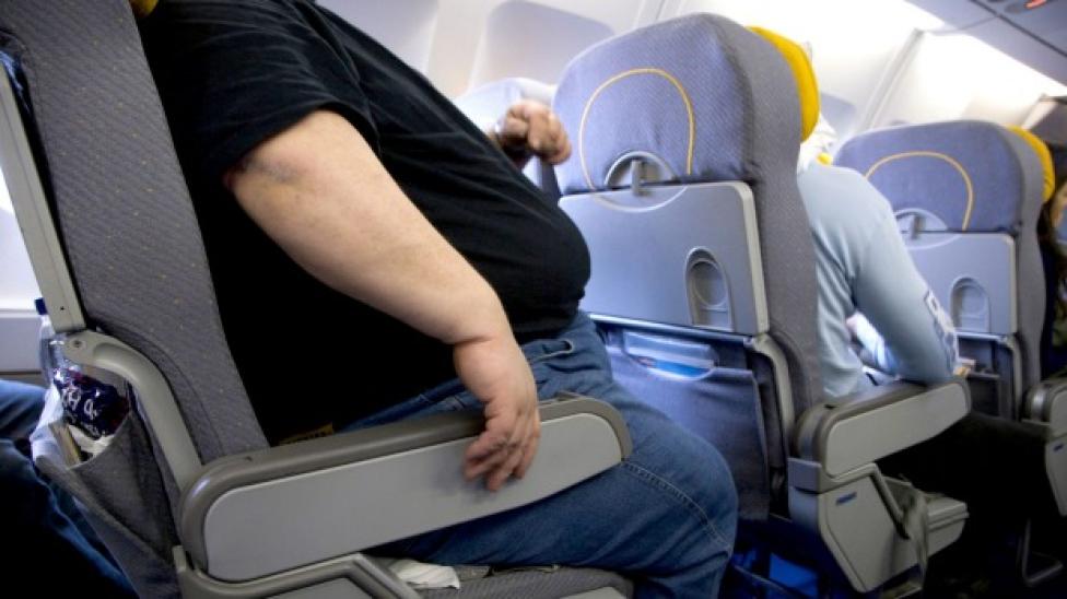 Pasażer z nadwagą w samolocie, fot. Traveller.com.au