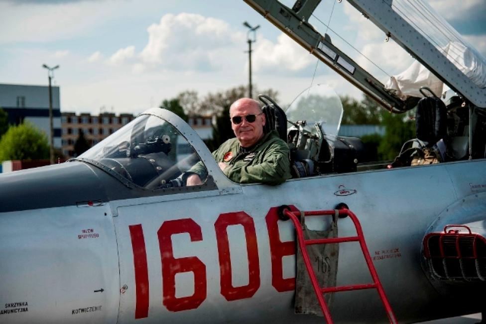 Ppłk pilot Tomasz Krzyżak: 4000 h nalotu na samolocie TS-11 Iskra (fot. Marta Serafin)