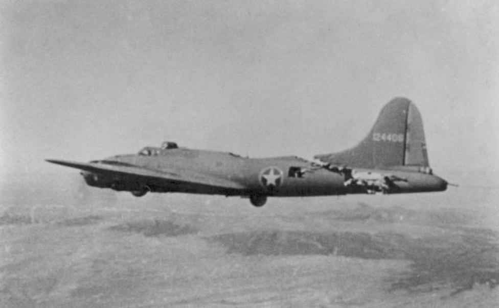 B-17 wracający z uszkodzeniami z wyprawy bombowej