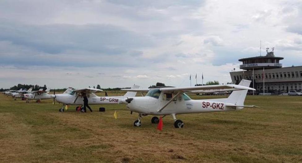 Samoloty na lotnisku w Turbi podczas Samolotowych Nawigacyjnych Mistrzostwach Polski (fot. Aeroklub Stalowowolski)