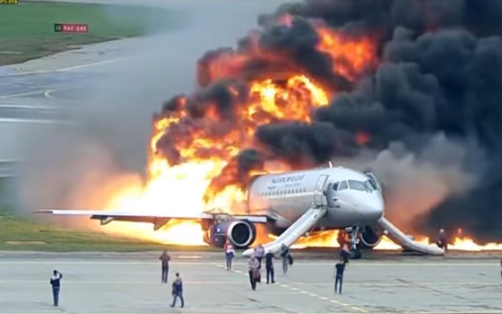 wypadek Superjet 100-95 w Moskwie, fot. kadr filmu Youtube