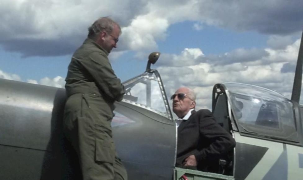 Jerzy Główczewski z Jackiem Mainką przy samolocie Spitfire, fot. Jacek Mainka