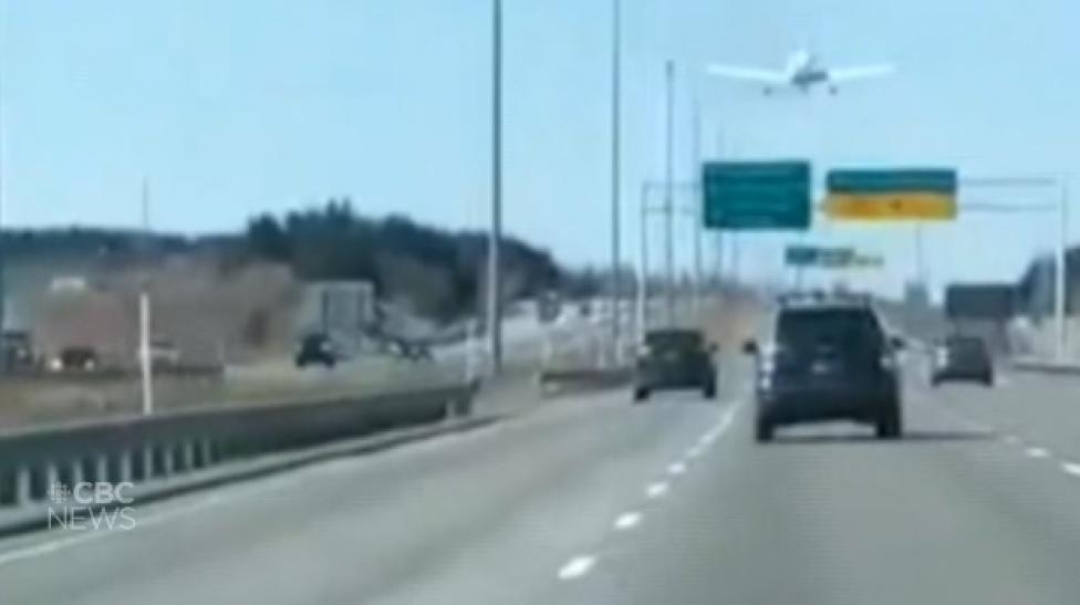 Lądowanie małego samolotu na autostradzie w Kanadzie, fot. cbc