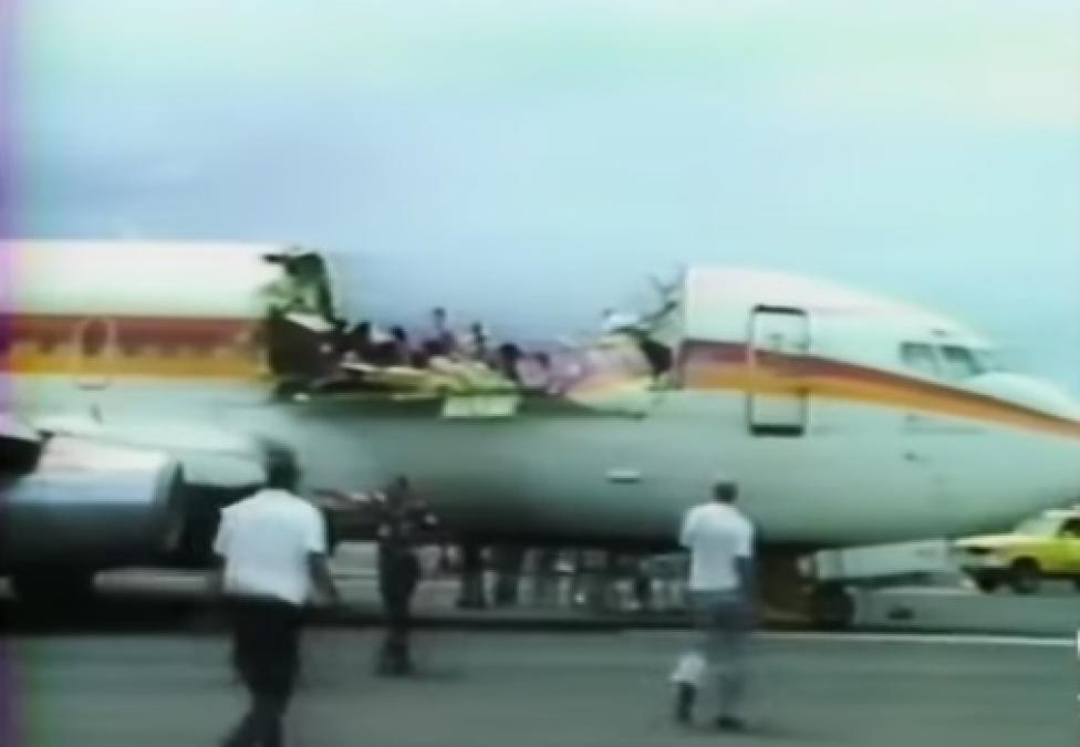 B737 Aloha Airlines po awaryjnym lądowaniu bez części kadłuba, fot. youtube