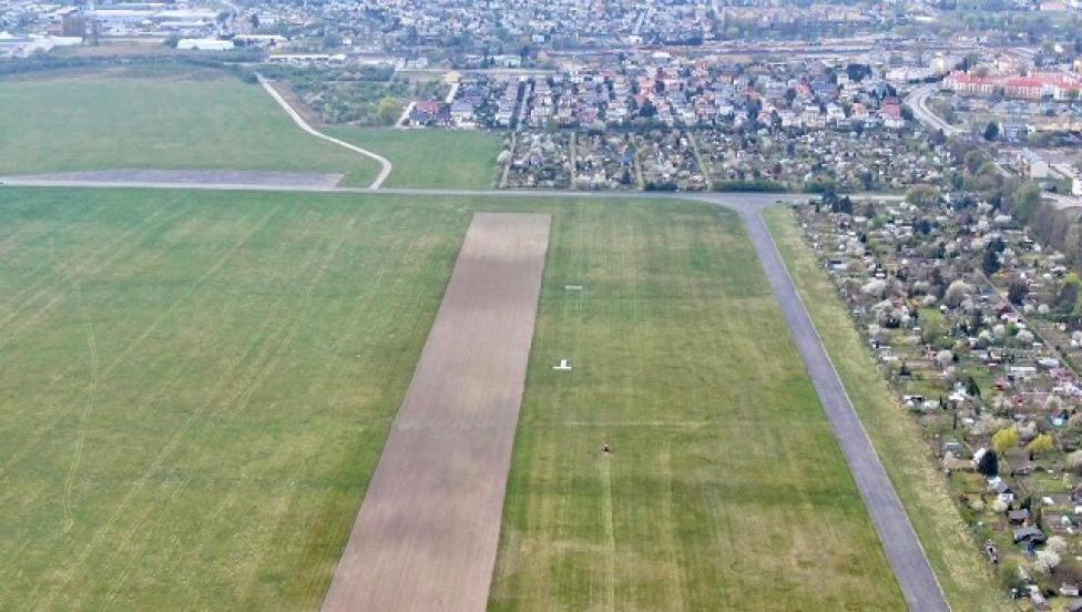 Odnowiona nawierzchnia pasa trawiastego na lotnisku Aeroklubu Gdańskiego