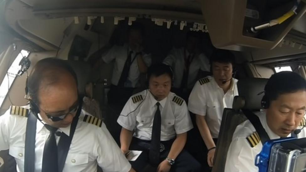 Sześciu kapitanów w kokpicie Air China, fot. onemileatatime