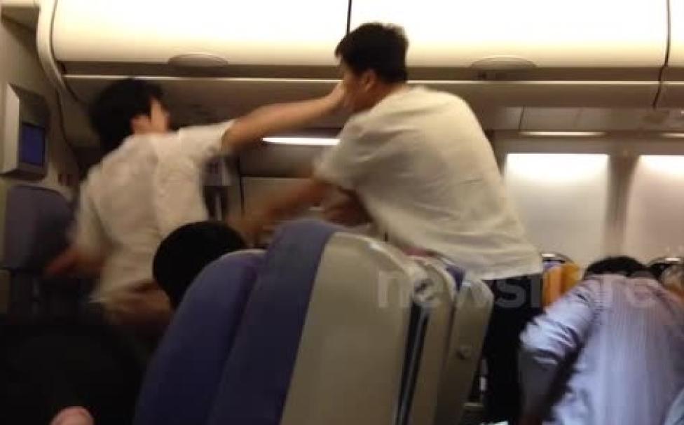 Bójka pasażerów na pokładzie samolotu, fot. Newsflare