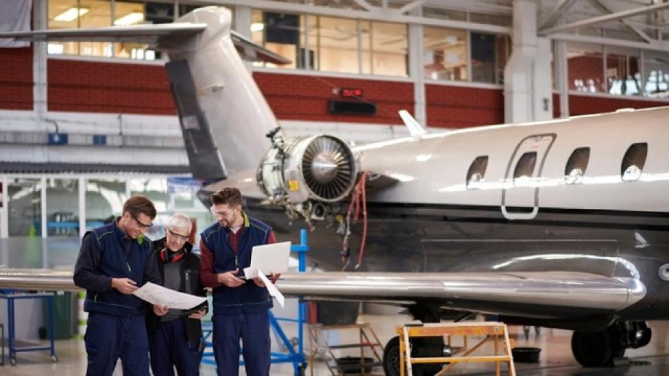 Obsługa technicza w hangarze, fot. Interesting Engineering