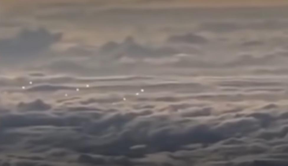 Lot niezydentyfikowanej formacji nad Pacyfikiem, fot. youtube